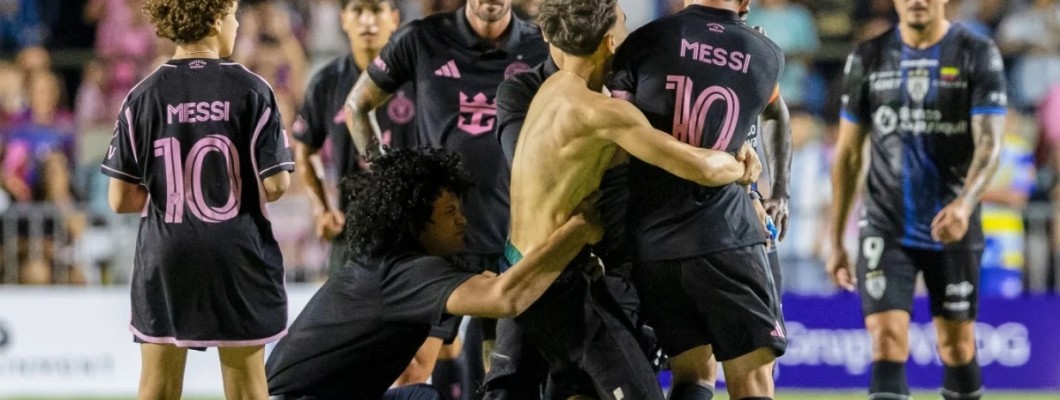 Fani taklaa Messin kentällä