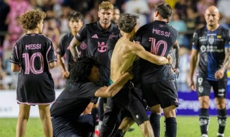 Fani taklaa Messin kentällä