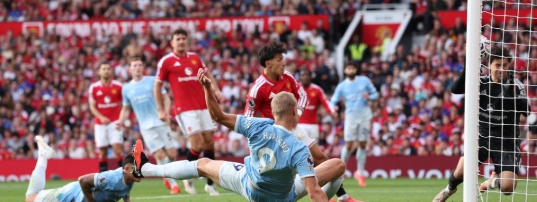 Hymy hyytyi Old Traffordilla, kun miesylivoimalla pelannut joukkue kärsi tappion