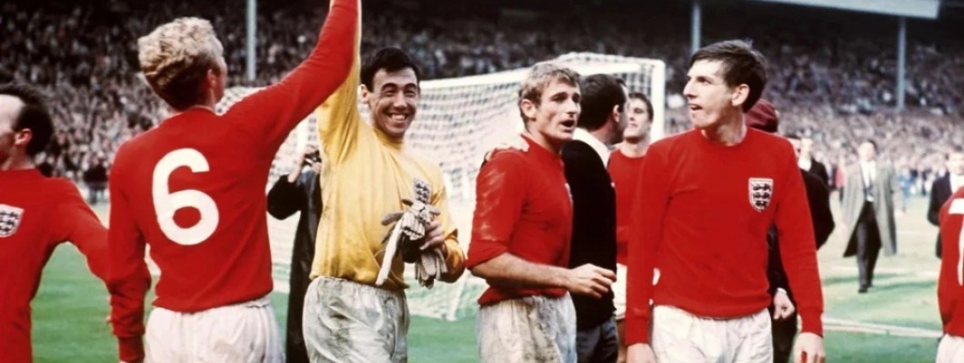 Legendaarisen maalivahdin MM-mitali ja pelipaita huutokaupataan