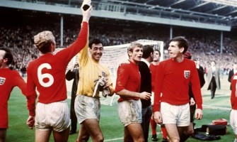 Legendaarisen maalivahdin MM-mitali ja pelipaita huutokaupataan