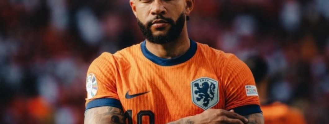 Memphis Depay juhlii merkkipaalua