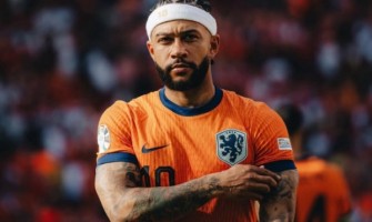 Memphis Depay juhlii merkkipaalua