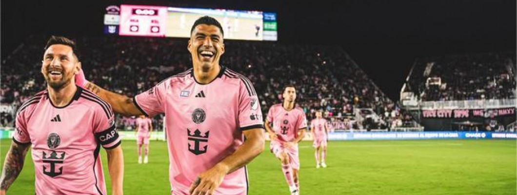 Messi juhlii voittoa uudessa paidassa