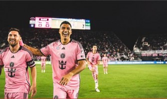 Messi juhlii voittoa uudessa paidassa