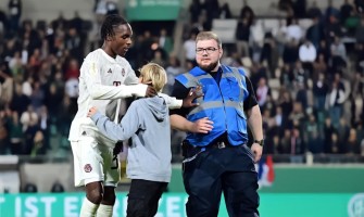 Tel saa suosionosoitukset siitä, että on lähellä faneja!